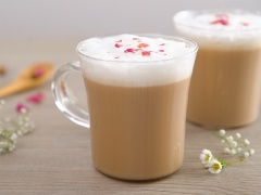 Cho trà hoa hồng vào ly, rớt thêm sữa vào, bên trên thêm đầy bọt sữa, rắc thêm ít vụn cánh hoa hồng cho đẹp mắt là có thể thường thức rôi nhé!