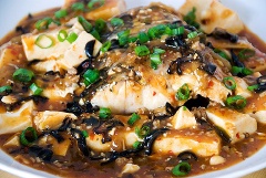 Múc cá sốt đậu hũ ra đĩa, rắc hành lá còn lại lên nữa là hoàn tất. Ăn với cơm.