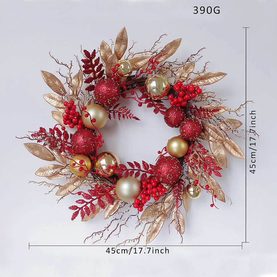 Weihnachtskranz mit Kugeln und Blättern