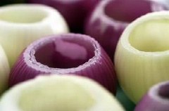 Hành tây bóc vỏ, rửa sạch. Sau đó cắt bỏ phần đỉnh đầu rồi nhẹ nhàng lấy phần ruột ở trong ra, chỉ để lại lớp phía ngoài để trang trí.