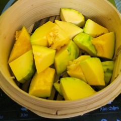 Bí đỏ rửa sạch, gọt vỏ sau đó cắt thành từng miếng nhỏ. Đem bí đỏ đi hấp đến khi chí mềm sau đó nghiền mịn.