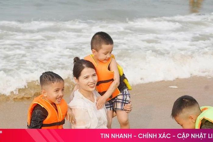 Nắng nóng gay gắt, biển Hà Tĩnh hút khách đến 'giải nhiệt' - Báo Hà Tĩnh