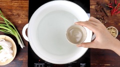 Rửa sạch 1kg xương bò với nước, để ráo. Đun sôi 2 lít nước với 30ml rượu trắng, 30gr gừng cắt nhỏ khoảng 10 phút, cho xương bò vào nấu để ra hết chất dơ. Vớt xương bò ra, rửa lại lần nữa. Hầm xương với 3 lít nước trong 2 giờ, bạn nhớ để lửa nhỏ và vớt bọt thường xuyên cho nước lèo phở bò được trong nha. Hầm xong xương bò, bạn vớt xương ra lấy phần nước dùng đậm đà.