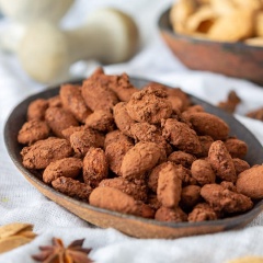 Bảo quản hạnh nhân trong lọ thủy tinh, đây kín nắp. Hoặc bạn cũng có thể cho vào túi nilon rồi thắt nơ cho xinh xắn nữa nè. Hạnh nhân tẩm bột cacao đơn giản và rất dễ thực hiện đúng không nào. Hương vị của bột cacao, hương quế và đường nâu bao phủ hạnh nhân giòn giòn sẽ khiến bạn không thể cưỡng nổi cơn thèm trước những hạt này. Nếu ngày Valentine hay Quốc Tế phụ nữa 8-3 này chưa bei61t tặng gì cho người thương yêu, đây sẽ là gợi ý tuyệt hay dành cho bạn đấy nhé.