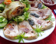 Gà chín lấy ra để nguội bớt và bọc màng thực phẩm cho vào ngăn mát tủ lạnh vài tiếng cho thịt cứng trước khi cắt miếng.