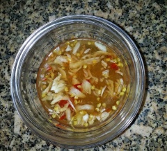 Nước trộn gỏi bò tái chanh: Trộn đều 3 muỗng canh nước cốt chanh, 1.5 muỗng canh nước mắm, 1.5 muỗng canh đường, 2 tép tỏi và 1 quả ớt giã nhuyễn.