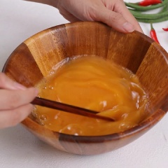 Đập 4 quả trứng gà nêm cùng 1 muỗng canh hạt nêm, 1 muỗng canh đường, 1 muỗng canh nước mắm. Dũng đũa đánh tan hỗn hợp trứng.