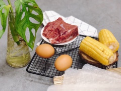 Thịt bò rửa sach, xắt lát mỏng vừa phải, lần lượt ướp tỏi, muối, tiêu, tương ớt, dầu hào, ướp khoảng 10 phút cho thịt ngấm gia vị. Trong lúc đợi thịt bò ngấm, bào bắp luộc.
