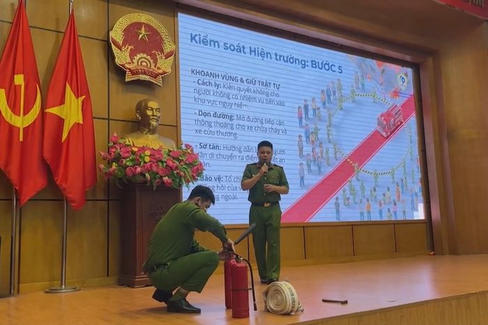 Tập huấn nâng cao kỹ năng PCCC trên địa bàn phường Ngọc Hà - Đài Phát thanh và truyền hình Hà Nội