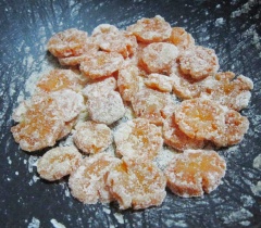 Khi nước đường cạn, chỉ còn sền sệt thì hạ lửa thật nhỏ và dùng đũa đảo đều liên tục để đường kết tinh. Khi đường kết tinh bám trắng vào miếng mứt, lúc này nhỏ vào chảo mứt vài giọt vani, đảo nhanh tay vài lần rồi nhấc chảo mứt xuống. Tiếp tục dùng đũa đảo đều trong 1 phút nữa cho mứt được khô hơn nữa.