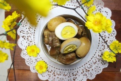 Bày trí ra tô và thường thức với cơm. Món thịt kho tàu ngày tết truyền thống đã sẵn sàng rồi đây! Ăn cùng với bánh mì hay cơm đều ngon lành, có thêm đĩa dưa giá nữa thì quá tuyệt vời luôn. Có cách nấu thịt kho tàu ngon lành này, Tết các bạn tự tay làm một nồi cho cả nhà nhé.
