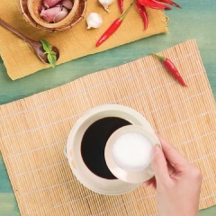 Trong 1 tô nhỏ, trộn đều 1 muỗng canh nước mắm, 1 muỗng canh dầu hào, 2 muỗng canh nước tương, 1 muỗng canh đường.