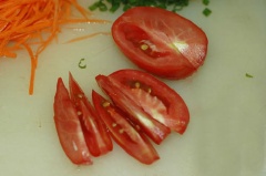 Cà chua rửa sạch, chẻ múi cau. Cà rốt gọt vỏ, rửa sạch rồi bào sợi nhỏ.
