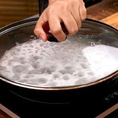 Tiếp đến, bắt chảo cho nóng, dùng cọ phết dầu lên mặt chảo, khuấy bột cho đều múc 1 vá bột đổ vào chảo, tráng bột cho điều ( phun sương để mặt bánh không bị khô ), rồi đậy nắp vào chờ 3 phút cho bánh chín.