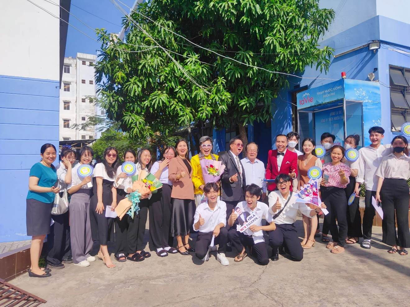 Các bạn sinh viên DLA nhiệt tình chào đón Đạo diễn, MC Thanh Bạch và các khách mời trong họp báo