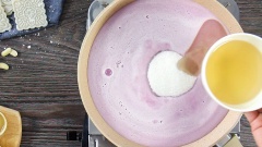 Chuẩn bị một chiếc chảo sạch chống dính dùng để sên nhân. Lọc hỗn hợp khoai môn đã xay vào chảo, thêm 80gr đường, 1/3 số dầu dừa rồi khuấy đều. Mở lửa vừa sên nhân 5 phút thì cho tiếp 1/3 phần dầu dừa. Tiếp tục sên thêm 5-10 phút khi thấy dầu dừa hoà quyện vào nhân thì bạn cho tiếp 1/3 phần dầu dừa còn lại vào chảo. Tiếp tục khuấy đều và để lửa nhỏ cho hơi nước trong nhân bay bớt, thấy hỗn hợp hơi sệt lại.