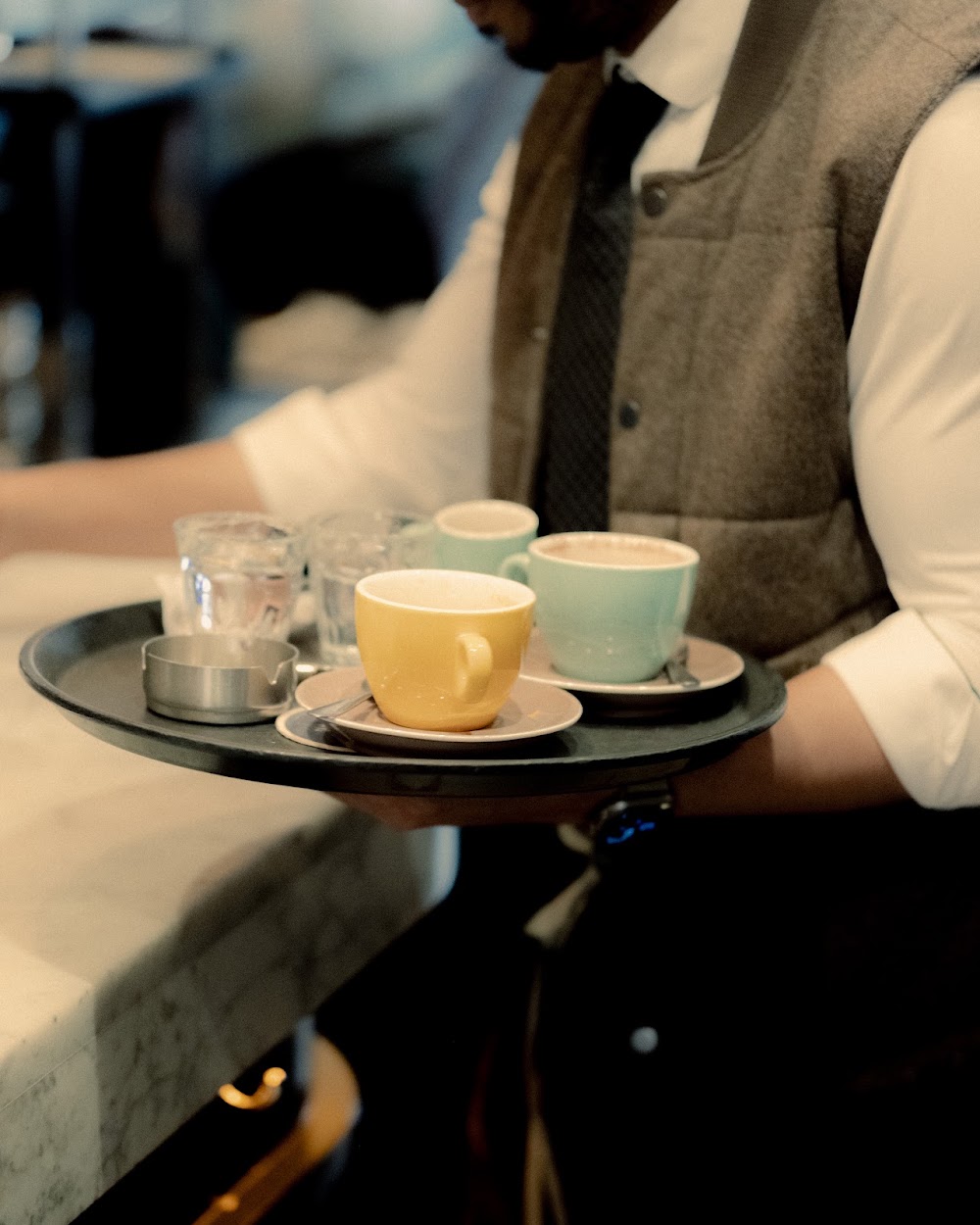 Plateau de cafés au comptoir du Village Madeleine