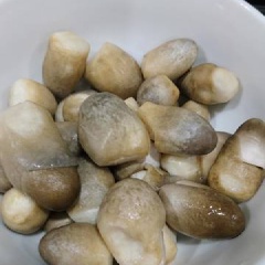 Nấm rơm mua về ngâm muối pha loãng rồi rửa sạch, cắt bỏ gốc. Nấm đông cô khô đem ngâm nở rồi xả hết nước đen vắt ráo. Đậu hũ dùng mũi kéo khoét một đầu dọc của miếng đậu hũ, dùng muỗng múc ruột ra. Cắt nhỏ nấm rơm, nửa chỗ nấm đông cô, trộn chung nấm đã cắt với ruột đậu hũ vừa lấy ra, ướp 1/3 muỗng cà phê tiêu, 1 muỗng cà phê hạt nêm chay. Lá hẹ trụng nước sôi. Bắc chảo phi thơm dầu ăn với boa rô băm nhuyễn. Cho hỗn hợp nấm đậu vừa ướp vào xào chín, nêm vừa ăn. Múc từng muỗng nhân vừa xào cho vô khoảng 2/3 miếng đậu hũ rồi túm đầu lại dùng lá hẹ buộc. Cải thìa luộc chín vắt ráo nước.