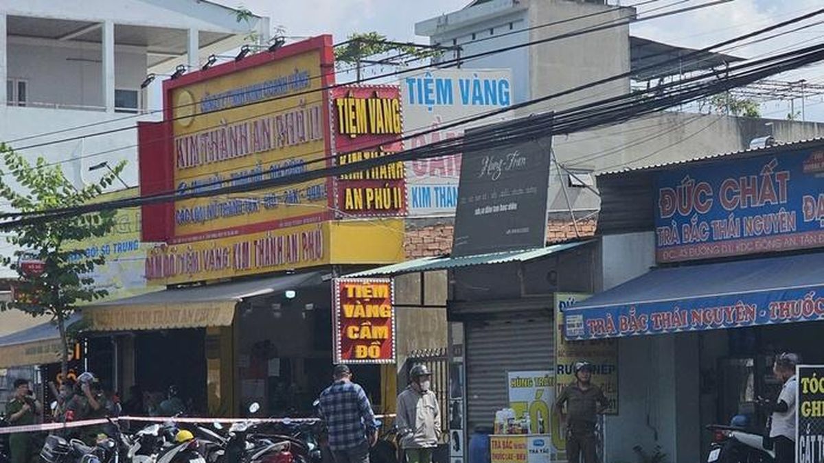 Cướp tiệm vàng ở TPHCM, camera ghi lại cảnh dùng búa gây án: Bắt giữ 6 nghi phạm - Báo Người Lao Động