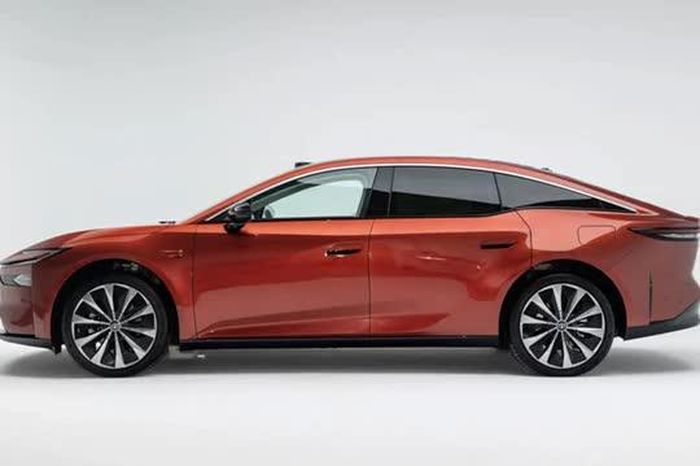 Xe sedan Toyota lớn hơn Camry, công suất 278 mã lực, giá 685 triệu đồng - Tạp chí Doanh Nghiệp Việt Nam