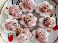 Trong tô nhỏ trộn đều 1/2 muỗng cà phê hạt nêm, 1/3 muỗng cà phê bột canh, 1/3 muỗng cà phê tiêu, hành lá thái nhỏ. Nhẹ nhàng nhồi phần thịt và tôm vào phần giữa của củ cải. Làm lần lượt như vậy cho đến hết phần nguyên liệu.