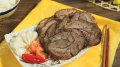 Món thịt bắp bò kho mật mía có màu nâu đậm cánh gián từ mật mía rất đẹp, có vị mặn ngọt thấm trong từng thớ thịt, đặc biệt hương thơm từ quế sả rất hấp dẫn. Không chỉ làm món ăn chính trong ngày tết cùng củ kiệu tôm khô mà còn làm mồi nhậu rất ngon nữa đó. Với cách làm bắp bò kho mật mía này thì Tết bạn hãy kho một nồi lớn cho cả gia đình thưởng thức món siêu nổi tiếng và siêu thơm ngon của miền Trung này nhé.