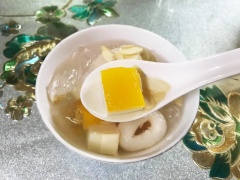 Cắt khúc bạch thành từng viên nhỏ vừa ăn. Cho vào chén, cho đá viên lên trên. Chan phần nước vải và rắc hạnh nhân lát lên trên mặt. Món chè khúc bạch chanh leo có vị chua ngọt, béo ngậy, kèm nước vải thanh ngọt, ăn vào rồi sẽ rất sảng khoái đấy nhé.