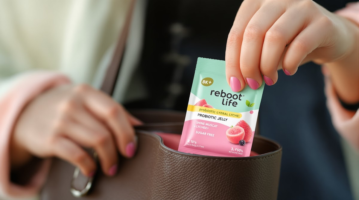 저당젤리  리부트라이프 유산균 젤리 패키지와 내용물, 식물성 펙틴, 유산균, 무설탕 표시, 샤인머스캣 & 리치 맛, 소포장, 한 입 크기, 젊은 여성이 가방에서 젤리를 꺼내는 모습