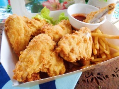 Trong cũng khá giống gà KFC đó nhỉ? Chấm tương ớt cay thơm nữa là tuyệt. Gà chiên giòn rụm với thịt cánh gà nhiều thịt, béo mà ít ngấy, được tẩm ướp ít gia vị rồi nhúng vào hỗn hợp bột, sau đó lăn qua chỗ bột khô cho áo đều rồi chiên ngập dầu. Chiên gà cách này là bao giòn ngon luôn nhé!