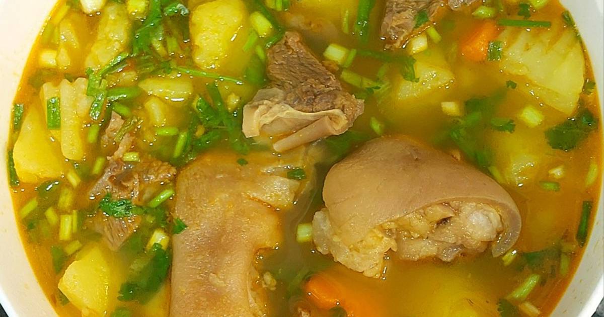 Canh móng giò, bắp bò nấu khoai tây, cà rốt