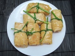 Đun nóng 1 muỗng canh dầu, cho miếng đậu cuộn vào, chiên áp chảo hơi vàng, vớt ra.