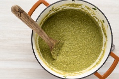 Tiếp theo, cho tất cả soup vào trong máy xay và xay nhuyễn. Cho soup đã được xay nhuyễn vào lại trong nồi và đun trên lửa nhỏ. Khi soup nóng lên, cho thị bò xông khói vào và đảo đều. Bạn có thể đun soup thêm 2 - 3 phút nữa hoặc ăn ngay. Thưởng thức soup ngay khi còn nóng.