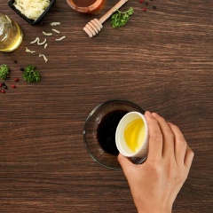 Chuẩn bị cái tô nhỏ, cho vào 1/2 muỗng cà phê tiêu, 2 muỗng canh mật ong, 2 muỗng canh nước tương, 1 muỗng canh tương ớt, 2 muỗng cà phê ớt bột, 1 muỗng canh dầu olive, dùng muỗng khuấy cho tan hỗn hợp.