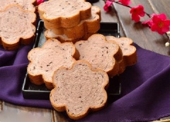 Bánh mì xinh xắn hình hoa mai, thơm ngon, hòa quyện giữa vị sữa cùng nếp than trông thật hấp dẫn. Chúc các bạn thành công và ngon miệng.
