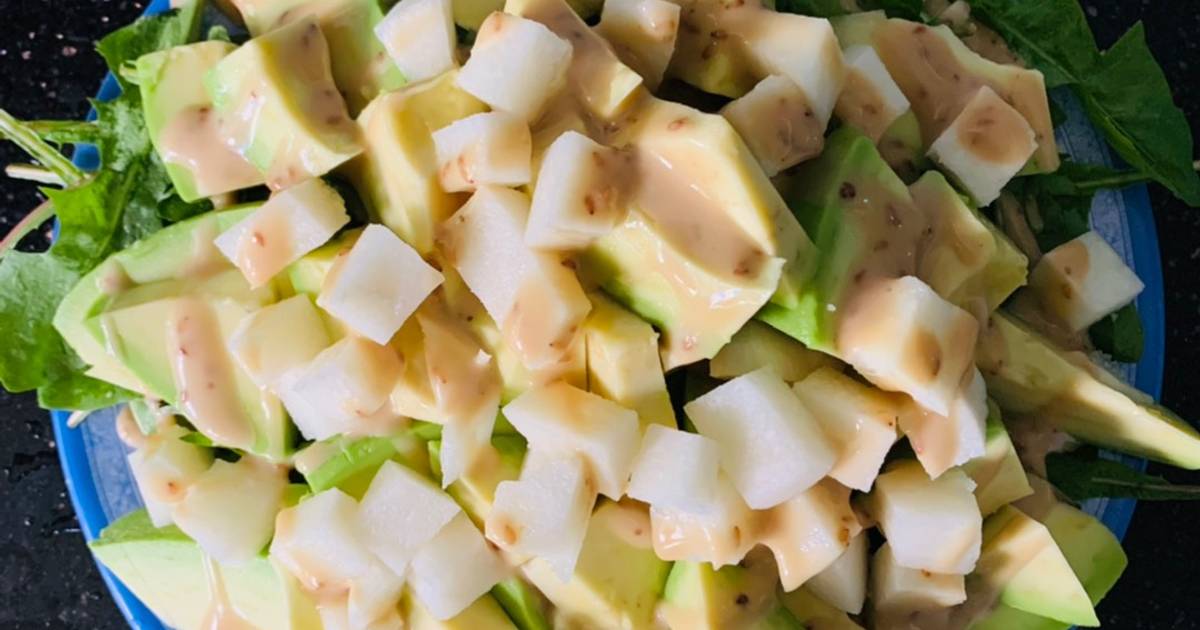 Salad lá bồ công anh với bơ giống cổ Đà Lạt và củ đậu tươi mát cho ngày hè