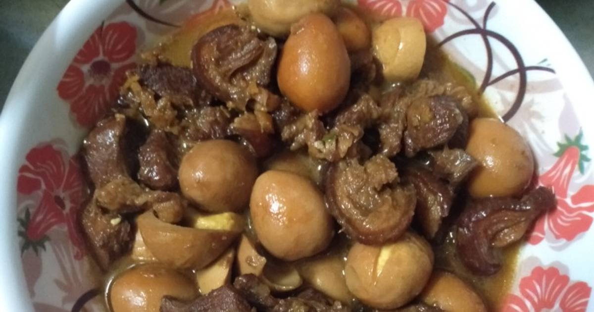 Thịt chân giò kho trứng cút