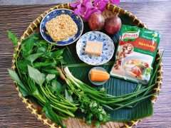 Đun nồi nước sôi và cho mì gói vào trụng, thấy mì rời thì vớt ra cho vào tô nước lạnh để mì giử độ dai giòn của mì, sau đó vớt ra để ráo là xong phần mì. Phần rau muống cắt khúc và sắc sợi, bóp với chút đường cho dịu nhé.