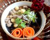 Múc canh ra tô, thêm hành ngò, rắc chút tiêu cho thơm nhé. Món canh thanh mát, bổ dưỡng và rất ngon, bé rất thích ngâm rong biển khô vào nước và thích thú nhìn rong biển nở ra từ từ. Vì bé nấu cùng nên mình hạn chế dầu mỡ khi xào thịt, bạn có thể phi hành và xào thịt cho săn rồi mới cho nước vào cũng được.