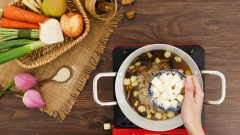 Cuối cùng cho đậu hũ trắng, tóc tiên, nấm tuyết vào khuấy đều. Pha loãng 1 muỗng canh bột năng cùng với 1 muỗng canh nước lọc rồi cho vào nồi súp để tạo độ sánh rồi tắt bếp.