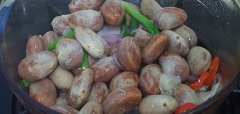 Khi các nguyên liệu thơm thì cho hạt mít vào đảo đều.