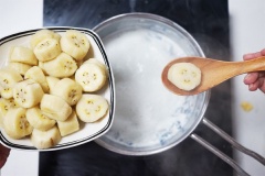 Sau đó, tiến hành nấu chè. Ta cho hỗn hợp sữa tươi, đường thốt nốt, hoa đậu biếc khô, chuối, khoai lang và muối vào nồi và đun trong vòng khoảng 10 phút để hoa đậu biếc ra màu. Nếu bạn nào không thích ăn ngọt có thể cho vào khoảng 200ml nước lọc trắng hoặc một ít nước cốt dừa thay cho sữa tươi. Đun hỗn hợp cho đến khi nước sôi và hoa đậu biếc có màu xanh dương đẹp mắt.