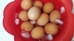 Luộc trứng thêm giấm và chút xíu muối. Khi sôi đợi 3-4 phút thì vớt ra bát nước lạnh có đá để trứng tránh chín tiếp.