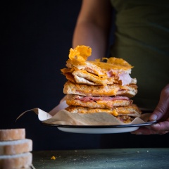 Vị béo thơm, giòn rụm của sandwich nóng hổi vừa mới ra lò cùng phối hợp với phô mai và thịt nguội ăn kèm sẽ kích thích vị giác lẫn ánh nhìn tò mò của bạn.