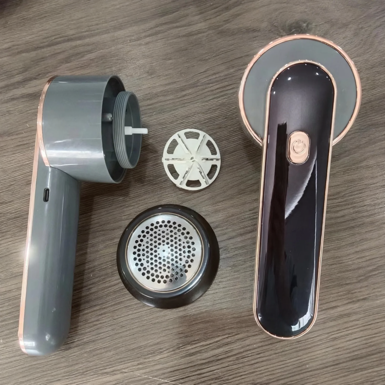 Portable lint remover with battery