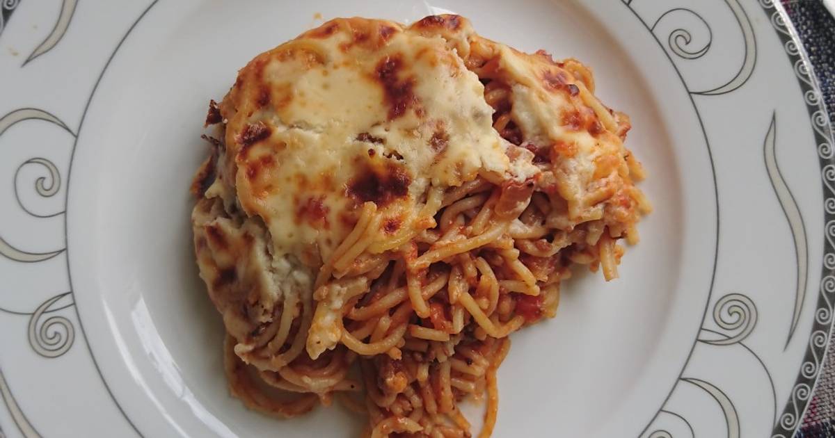 Cheese baked bolognese spaghetti