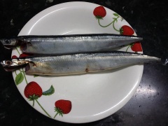 Cá thu đao làm sạch cắt khúc vừa ăn.