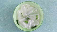Sơ chế thốt nốt: Thốt nốt tươi mua về lột bỏ vỏ lụa, rửa sạch bằng nước muối pha loãng cho hết nhớt. Thái dày khoảng nửa cm dọc theo quả. Nếu dùng thốt nốt bóc sẵn thì bỏ phần nước ngâm, rửa qua với nước rồi để ráo. Nấu tan 100g đường phèn với 100ml nước và 2 lá dứa, để nguội. Ngâm phần thốt nốt đã sơ chế vào hỗn hợp nước đường trong khoảng 1 tiếng cho thốt nốt dẻo.