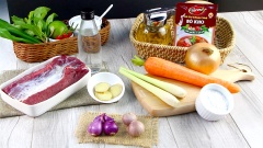 Chuẩn bị và sơ chế các nguyên liệu làm bò kho: Cắt bỏ bớt mỡ thừa của thịt bò rồi rửa sạch, để ráo nước. Rửa sạch cà rốt và hành tây, cà rốt gọt vỏ cắt khối vừa ăn, còn hành tây lột vỏ, cắt miếng vuông hoặc múi cau. Sả cắt khúc ngắn, đập dập; hành tím và tỏi lột vỏ, băm nhuyễn; gừng thái lát. Sơ chế thịt bò: bắc một nồi nước, cho vào 1 muỗng canh rượu trắng và 5gr (3-4 lát) gừng, đun cho nước sôi thì cho thịt bò vào trụng sơ đến khi nước sôi lại thì nhắc xuống. Rửa sạch miếng thịt.
