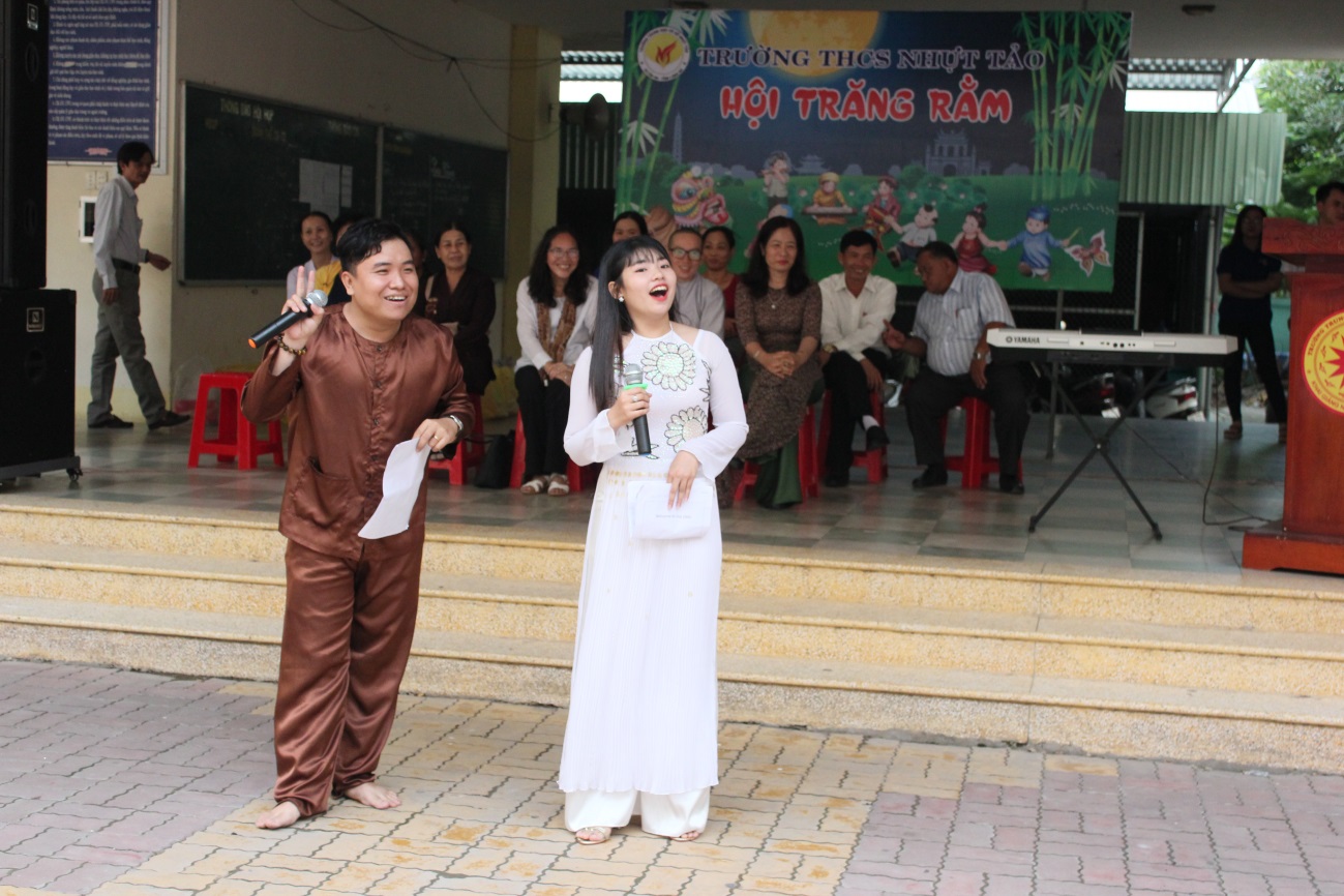 Chú Cuội và chị Hằng đã mang đến những tiết mục thú vị tại Hội trăng rằm