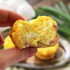 Bánh ra lò rồi các bạn ơi. Mùi phô mai thơm phức luôn. Bánh ăn ngay khi còn nóng nhé. Sáng dậy sớm một chút là có ngay mẻ bánh đầy dinh dưỡng rồi phải không nào, thêm một cốc sữa hay cà phê nữa là hoàn hảo.